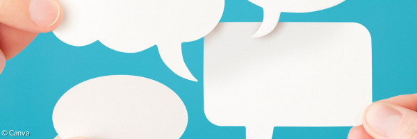 Vier weiße Sprechblasen auf blauem Hintergrund